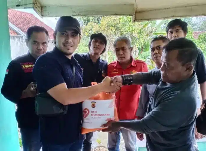 Polres Kuningan bersama LSM Penjara Indonesia DPC Kabupaten Kuningan melaksanakan kegiatan Bantuan Sosial (Bansos) sebagai bentuk kepedulian terhadap masyarakat yang membutuhkan.