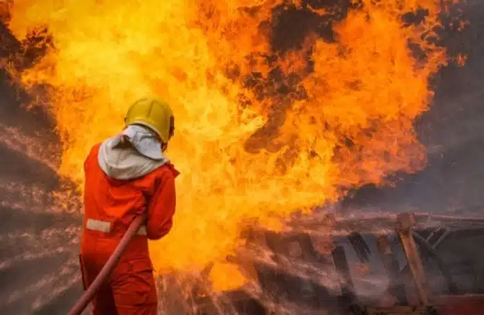 Kebakaran hebat melanda Kantor Dinas Pertanian Kabupaten Tanah Datar pada Jumat (27/6/2025) dinihari sekitar pukul 01.45 WIB. Dugaan sementara, kebakaran dipicu oleh korsleting listrik. (Foto: Ilustrasi)