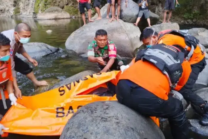 Mayat Tanpa Identitas Warga di kawasan Lubuk Minturun, Kecamatan Koto Tangah, Kota Padang, digegerkan oleh penemuan sesosok mayat tanpa identitas yang mengapung di aliran sungai pada Senin (30/6/2025) sore. (Foto: Haluan)