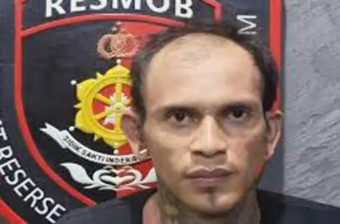 Berawal dari Tumpangan, CAD Ditemukan Dalam Kondisi Tewas di Pondok Aren Seorang pria berinisial CAD (31) ditemukan tewas bersimbah darah di sebuah lahan kosong di kawasan Pondok Aren, Tangerang Selatan. Korban diduga dibunuh oleh Abdul Syukur, pria yang sempat ia beri tumpangan pulang.