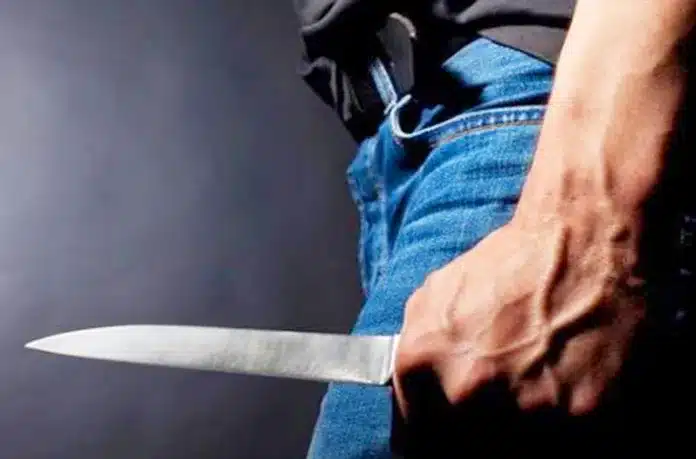 Niat baik memberi tumpangan berujung maut. Seorang pria berinisial CAD (31) tewas bersimbah darah di lahan kosong Pondok Aren, Tangerang Selatan, setelah ditikam oleh Abdul Syukur, seorang anak punk yang baru dikenalnya beberapa jam sebelumnya. Motif pembunuhan ternyata adalah pencurian.