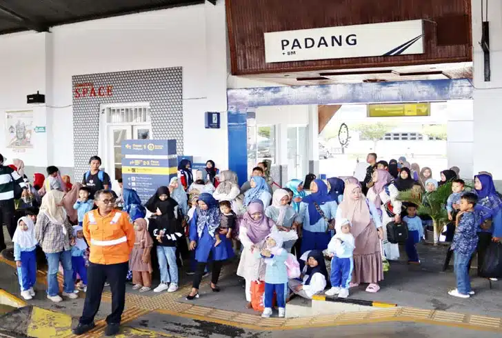 Loket go-show juga tetap tersedia di stasiun mulai 3 jam sebelum keberangkatan selama tiket masih tersedia.