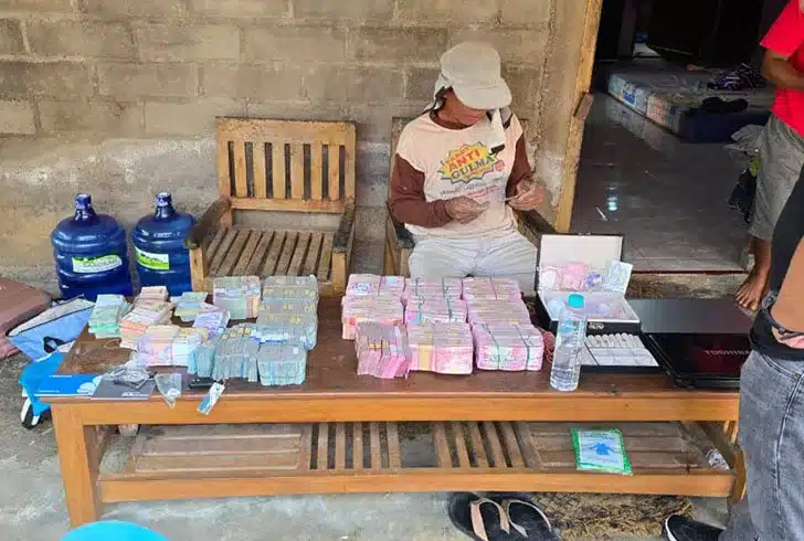 Dalam penggeledahan di rumah ipar SDPS, tim menemukan dan menyita berbagai barang bukti, di antaranya dokumen, barang bukti elektronik, perhiasan emas, logam mulia, serta uang tunai senilai Rp1.075.603.000.