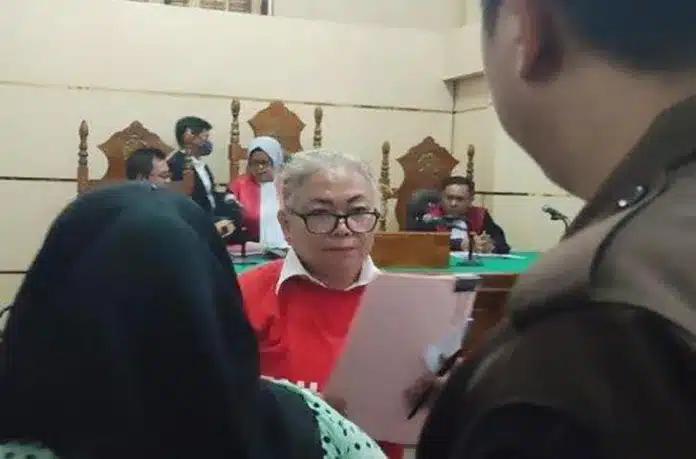 Jaksa Penuntut Umum (JPU) Kejaksaan Negeri Medan menuntut hukuman mati terhadap terdakwa Tiromsi Sitanggang (58), seorang notaris dan akademisi bergelar doktor hukum, atas dugaan pembunuhan berencana terhadap suaminya, Rusman Maralen Situngkir.