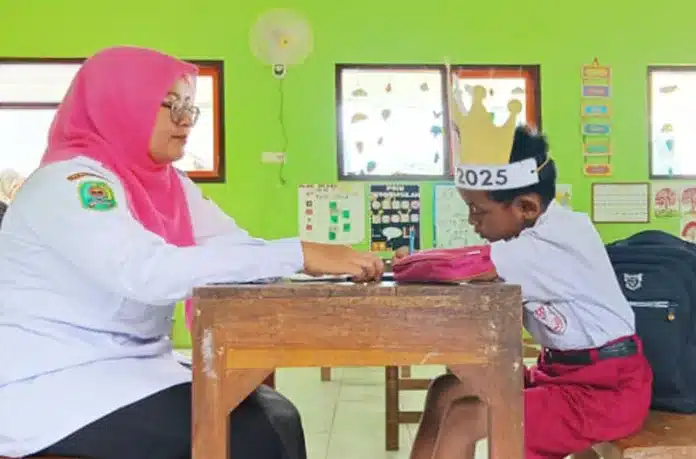 Sendirian di Kelas, Satu Siswa Baru SDN 1 Kendalrejo Jalani MPLS dengan Penuh Semangat Suasana tahun ajaran baru biasanya riuh dengan keriangan para siswa baru yang mengikuti Masa Pengenalan Lingkungan Sekolah (MPLS). Namun, pemandangan berbeda tampak di Sekolah Dasar (SD) Negeri 1 Kendalrejo, Kecamatan Durenan, Kabupaten Trenggalek, Jawa Timur.