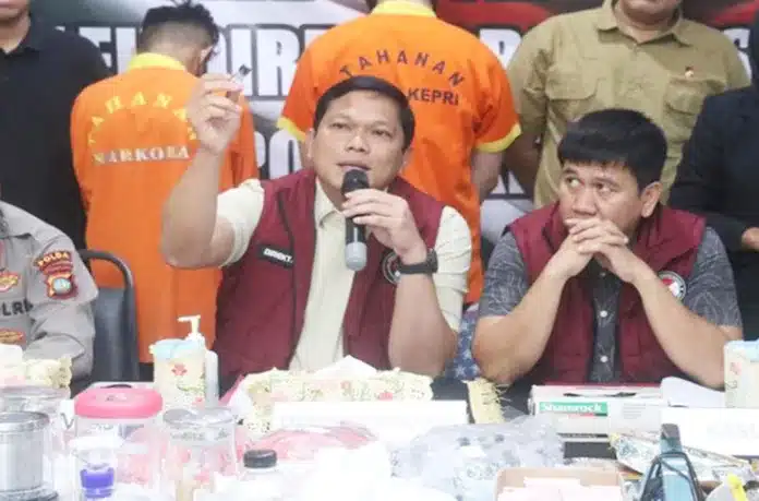 Direktorat Reserse Narkoba Polda Kepulauan Riau (Kepri) menangkap seorang oknum petugas Kesyahbandaran dan Otoritas Pelabuhan (KSOP) yang bertugas sebagai syahbandar di Pelabuhan Internasional Batam Center karena diduga meloloskan 3.205 unit liquid vape (rokok elektronik) mengandung etomidate zat obat keras dari Malaysia ke Batam.