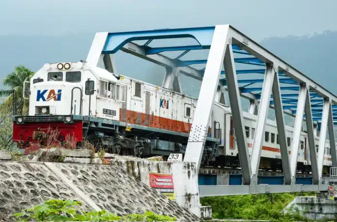 Kepala Humas PT Kereta Api Indonesia (Persero) Divisi Regional II Sumbar, Reza Shahab, menyampaikan bahwa KA Pariaman Ekspres melayani 10 perjalanan per hari dengan kapasitas 4.240 tempat duduk, menghubungkan rute Pauh Lima-Padang-Pariaman-Naras.