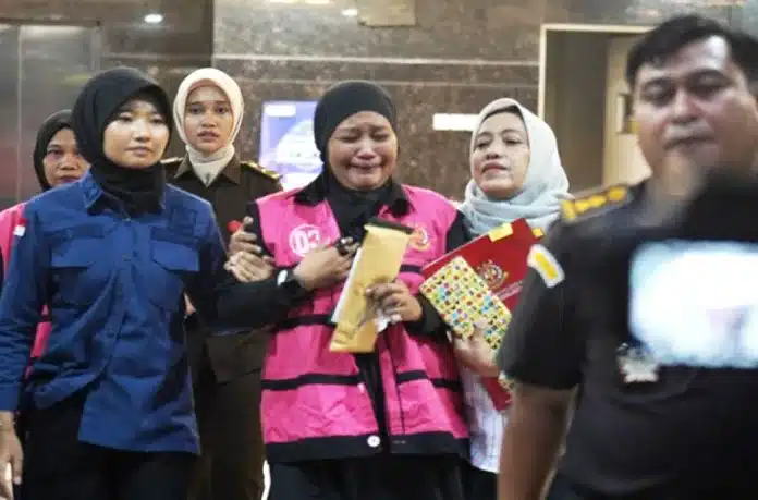 Dua Calo Kredit Ditahan, Kejati Sulsel Ungkap Korupsi Rp6,5 Miliar Penyidik bidang Tindak Pidana Khusus Kejaksaan Tinggi (Kejati) Sulawesi Selatan menahan dua tersangka berinisial AH dan ER dalam kasus dugaan korupsi penyaluran kredit fiktif senilai lebih dari Rp6,5 miliar pada salah satu bank BUMN di Kota Makassar.