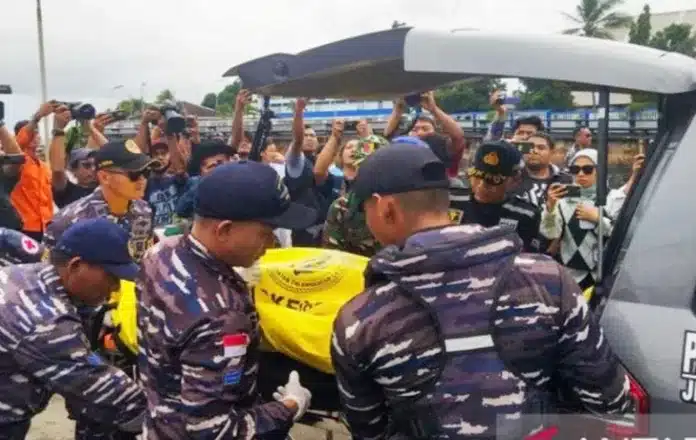 Tim SAR gabungan kembali menemukan satu jenazah penumpang Kapal Motor Penumpang (KMP) Tunu Pratama Jaya dalam kondisi meninggal dunia di perairan selatan Selat Bali, pada Minggu (6/7/2025).
