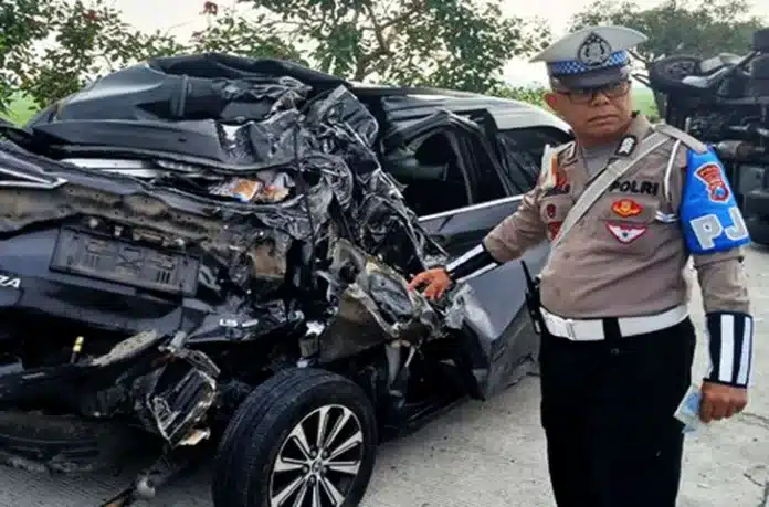 Sebuah truk tangki elpiji kosong bernopol L 8628 GD menabrak mobil Toyota Avanza di KM 693+400A Tol Jombang-Mojokerto (Jomo) pada Selasa pagi (29/7/2025), akibat pengemudi truk diduga mengantuk.