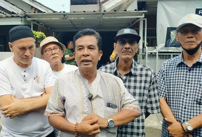Ketua RW 15 Mujianto, Kelurahan Benda Baru menegaskan bahwa warga tidak akan membuka portal sebelum ada kejelasan.
