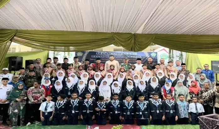 Walikota Padang Resmikan Ruang Kelas Baru MTsN 5 Kuranji, Irwan Basir: Ini Bentuk Sinergi Nyata Walikota Padang Fadly Amran meresmikan penggunaan lokal tambahan (ruang kelas baru) di MTsN 5 Kuranji, pada hari Rabu (16/7/2025). Peresmian ruang kelas baru ini turut dihadiri Ketua Komite Sekolah, Irwan Basir Dt. Rajo Alam, SH, MM, serta jajaran forkopimca dan tokoh masyarakat setempat.