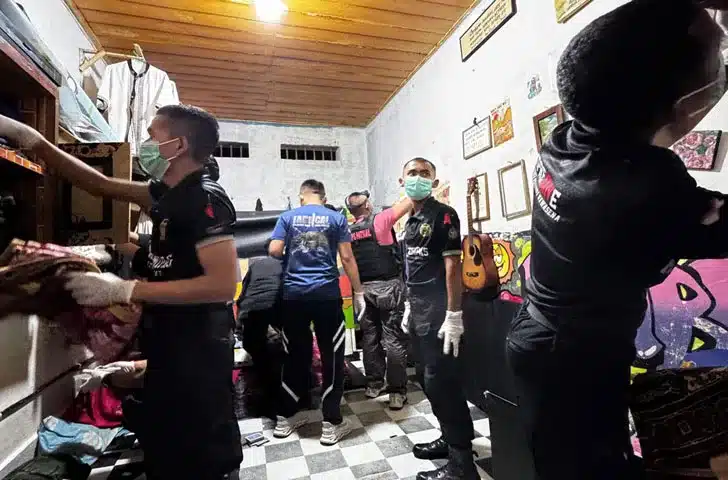 Dalam rangka memperkuat keamanan dan ketertiban di lingkungan pemasyarakatan, Lembaga Pemasyarakatan (Lapas) Kelas IIB Solok kembali menggelar operasi penggeledahan rutin pada kamar hunian warga binaan, Rabu malam (30/7).