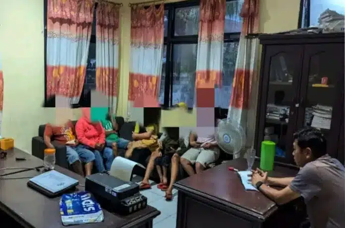 Polres Kubu Raya menyampaikan, tiga pelaku yang terlibat dalam aksi pencurian tersebut berinisial RI (43), AG (29), dan SM (21) ditangkap secara terpisah di rumah masing-masing oleh petugas Resmob Macan Raya Polres Kubu Raya.