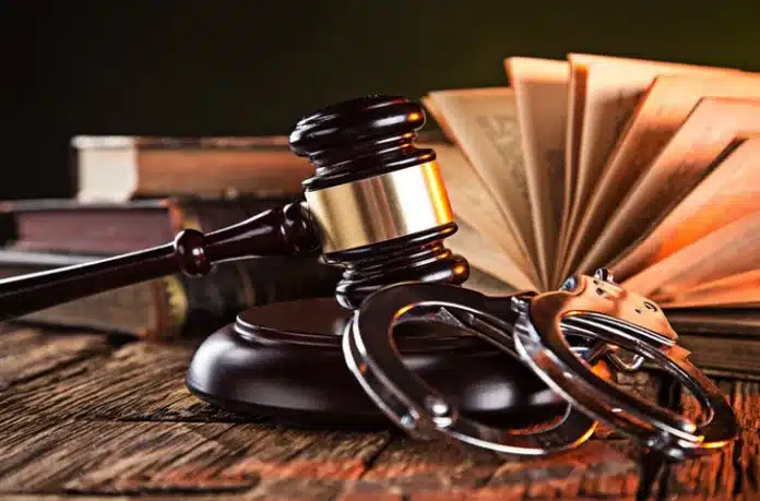 Rakyat Tertindas, Hukum Harus Berpihak: Suara dari Pinggiran Kekuasaan. (Foto: Ilustrasi hukum (Shutterstock).