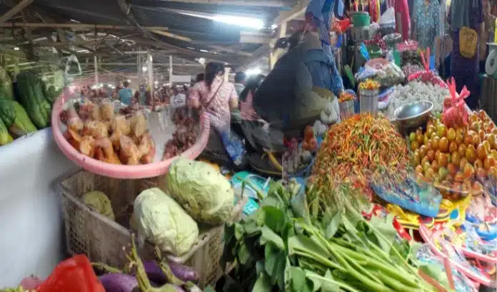 Pasar tradisional yang seharusnya menjadi nadi perekonomian rakyat kecil justru berubah menjadi ladang pungutan liar (pungli) dan korupsi.