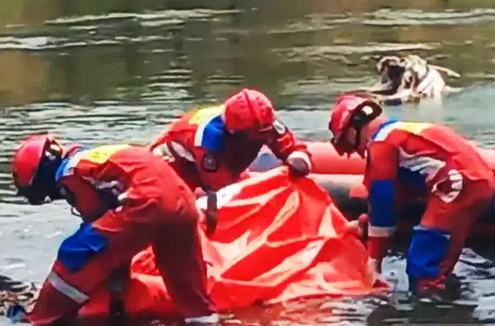 Jasad Pria Misterius Mengapung di Kali BKT Rorotan Warga Rorotan, Cilincing, Jakarta Utara, digegerkan dengan penemuan jasad pria tanpa identitas di aliran Kali Banjir Kanal Timur (BKT), tepatnya di Jalan Inspeksi Kali BKT Rorotan, pada Rabu (29/10/2025) sekitar pukul 08.45 WIB.