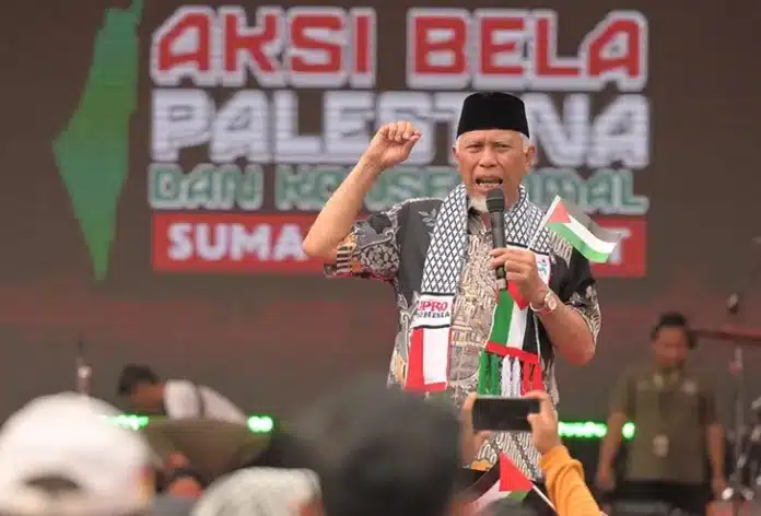 Aksi Bela Palestina di Sumbar Gema Dukungan Merdeka Dukungan terhadap perjuangan rakyat Palestina kembali menggema di Sumatera Barat. Ribuan warga dari berbagai daerah memadati halaman Kantor Gubernur Sumatera Barat, Minggu (19/10/2025), dalam Aksi Bela Palestina yang berlangsung penuh semangat dan khidmat.