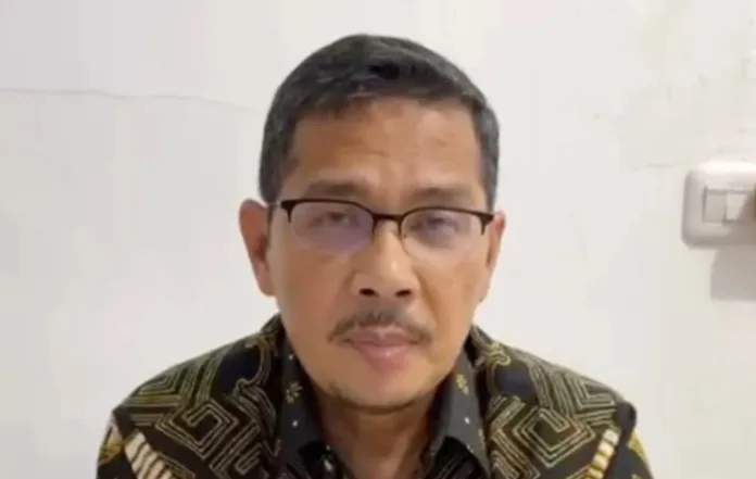 Eks Bupati Dharmasraya Adi Gunawan Bantah Tuduhan Open BO Sesama Jenis Jagat media sosial di Provinsi Sumatera Barat tengah dihebohkan dengan beredarnya sebuah video yang menampilkan sosok mantan Bupati Dharmasraya, Adi Gunawan (AG).