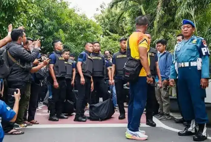 Motif Ledakan SMAN 72 Terkuak: ABH Mengaku Kesepian, Polisi Dalami Masalah Keluarga Kabid Humas Polda Metro Jaya Kombes Budi Hermanto menjelaskan, hingga saat ini penyidik belum memeriksa ibunda ABH terduga pelaku peledakan di SMAN 72. Sang ibu diketahui masih berada di luar negeri.