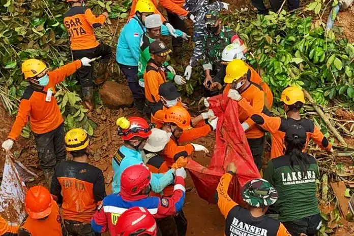 Tim SAR gabungan kembali menemukan jasad korban bencana longsor di Desa Cibeunying, Kecamatan Majenang, Kabupaten Cilacap. Hingga pukul 11.00 WIB, tiga jasad kembali berhasil dievakuasi dari area terdampak di Dusun Cibuyut, Senin (17/11/2025).