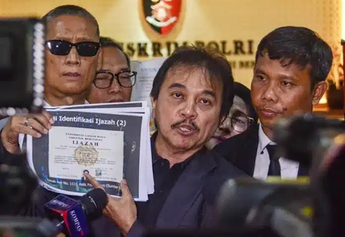 Ketiganya, yakni Roy Suryo, Rismon Hasiholan Sianipar, dan Tifauziah Tyassuma alias dr. Tifa, akan diperiksa oleh penyidik Subdit Kamneg Ditreskrimum Polda Metro Jaya. (Foto: Antara Foto/Fathul Habib Sholeh)