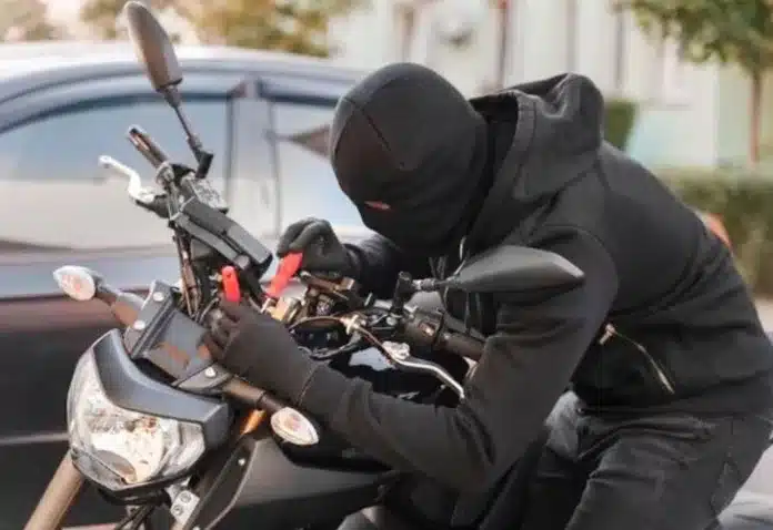 Curi Motor Pakai Pistol Mainan, Dua Warga Ciruas Ini Malah Berakhir di Rumah Sakit Aksi pencurian sepeda motor (curanmor) di Ciruas, Kabupaten Serang, Banten, berakhir ricuh. Dua pelaku bernama Rohman (38) dan Acep (19) diamuk massa setelah ketahuan mencoba menggondol motor milik warga. (Foto: Ilustrasi)
