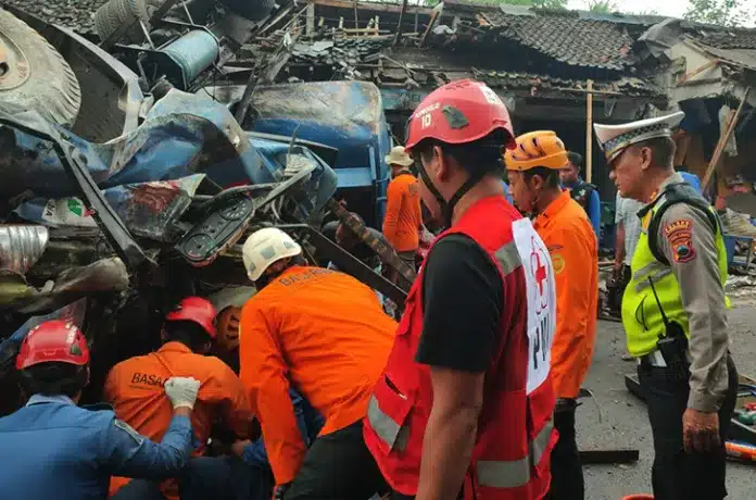 Kecelakaan maut truk tangki terjadi di jalur Magelang-Purworejo, tepatnya di sekitar Pasar Sidosari, Desa Kalijambe, Kecamatan Bener, Kabupaten Purworejo, pada Selasa (11/11/2025) pukul 04.45 WIB.