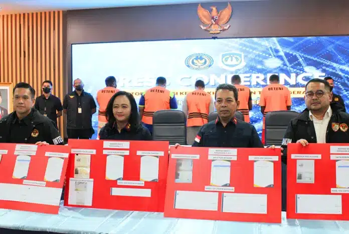 Total lima warga negara Nigeria dijatuhi hukuman tiga tahun penjara oleh pengadilan atas pelanggaran keimigrasian. Mereka terbukti overstay di Indonesia hingga lebih dari 4,5 tahun, tanpa memiliki dokumen perjalanan maupun izin tinggal yang sah.
