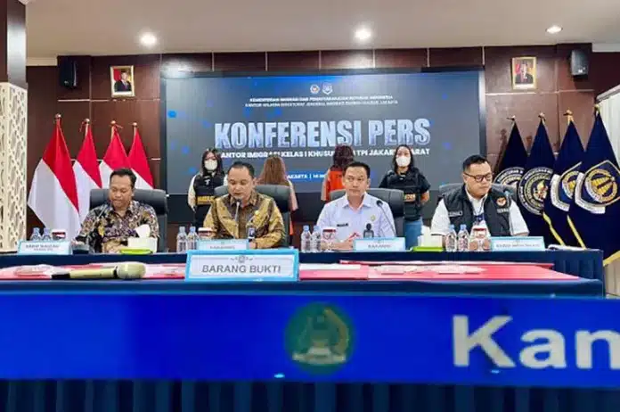 Kantor Imigrasi Kelas I Khusus Non-TPI Jakarta Barat mengungkap praktik prostitusi online yang melibatkan dua perempuan warga negara Uzbekistan berinisial SS (35) dan KD (22).