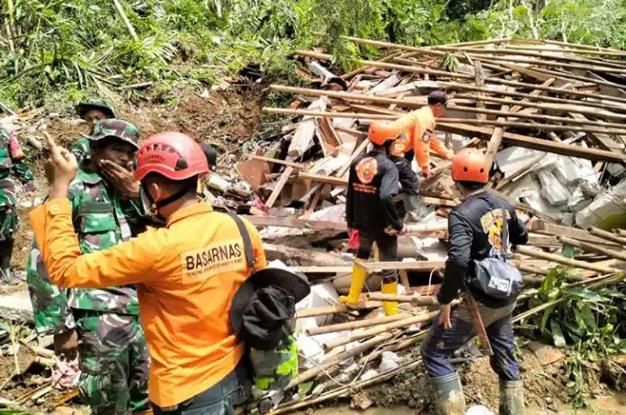 Longsor melanda Dusun Cibuyut dan Dusun Tarukahan, Desa Cibeunying, Kecamatan Majenang, Kabupaten Cilacap, Jawa Tengah, pada Kamis (13/11/2025) malam.