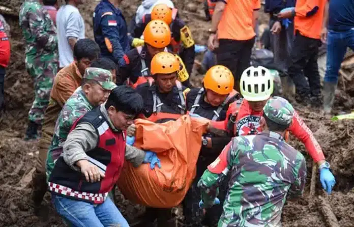 Tim SAR gabungan bersama warga mengevakuasi korban banjir bandang dan tanah longsor di Desa Semangat Gunung, Karo, Sumatera Utara.