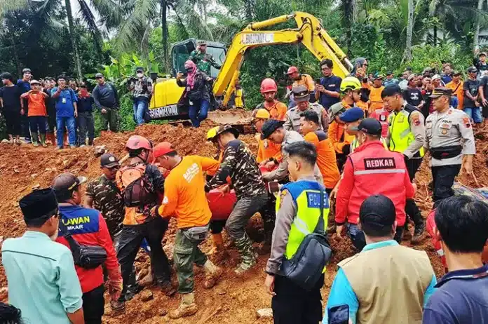 Longsor di Cilacap: 3 Korban Satu Keluarga Sudah Ditemukan, Tim SAR Masih Sisir Lokasi Ketiganya korban longsor ditemukan di area Worksite A-2, Dusun Cibuyut, atau di area atas lokasi longsor. Para korban diduga merupakan satu keluarga.