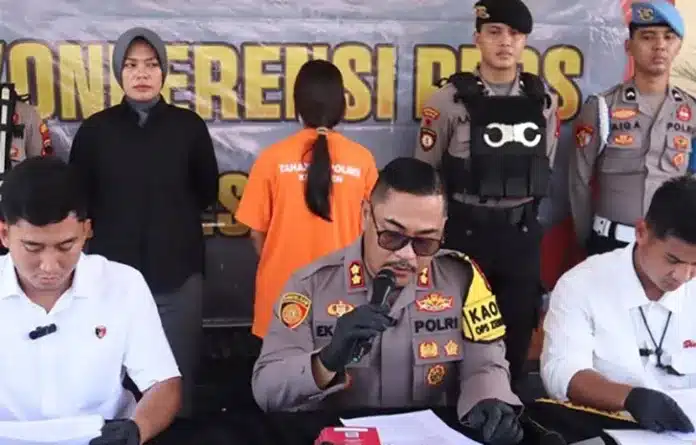Polisi Bongkar Investasi Bodong New World Sport di Kebumen, 1.000 Orang Rugi Rp 2,5 Miliar Polres Kebumen berhasil membongkar kasus investasi bodong yang mengatasnamakan perusahaan pusat kebugaran bernama New World Sport (NWS).