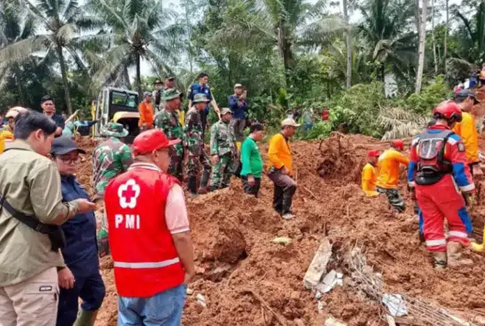 BNPB: 11 Korban Longsor Cilacap Tewas, 12 Jiwa Masih Dalam Pencarian Operasi pencarian korban longsor di Desa Cibeunying, Kecamatan Majenang, Kabupaten Cilacap, Jawa Tengah, memasuki hari ketiga. Hingga Sabtu (15/11/2025) pukul 18.00 WIB, total 11 orang dinyatakan tewas. (Dok; BPBD Jateng)