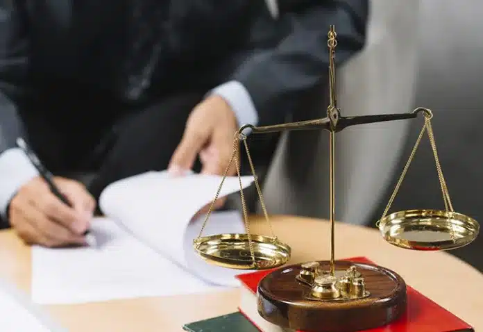 Seorang warga negara Indonesia (WNI) bernama Febry Iswanto (23) ditangkap dan diadili di Singapura atas tuduhan membantu tiga orang masuk secara ilegal ke negara tersebut.