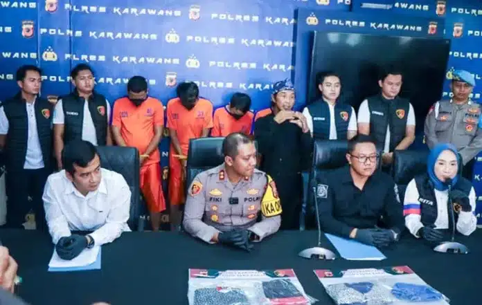 Masuk Rumah Tanpa Bicara, Remaja Disabilitas Dipukuli Warga hingga Tewas Polisi mengamankan empat orang terduga pelaku pengeroyokan terhadap SL, seorang remaja laki-laki berkebutuhan khusus (disabilitas) asal Purwakarta.
