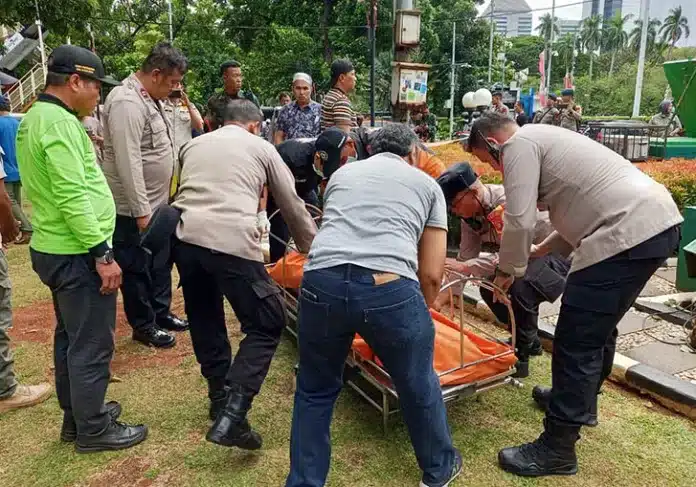 Seorang pria ditemukan tewas di kawasan Patung Kuda Arjuna Wiwaha, Jalan Medan Merdeka Barat, Gambir, Jakarta Pusat, pada Rabu (12/11/2025) pagi. Korban diketahui merupakan petugas kontrol pompa air di lokasi tersebut.