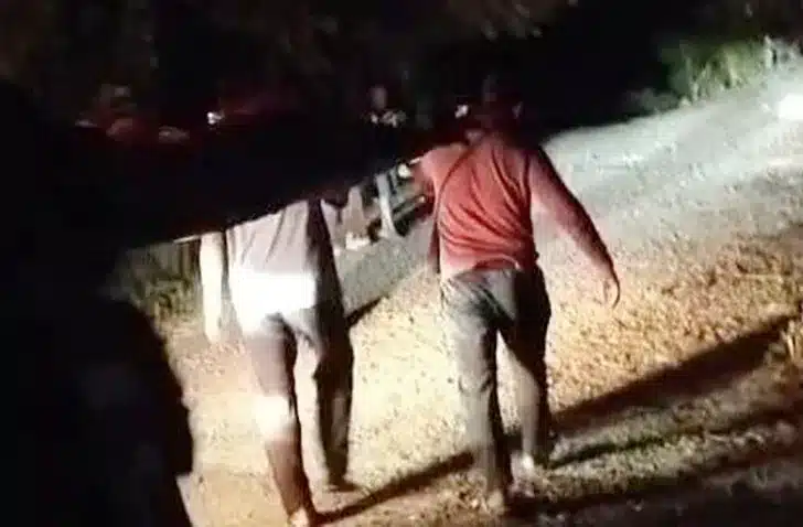 Jenazah mantan Kepala Dusun (Kadus) Naharuddin (50), warga Kabupaten Mamuju, Sulawesi Barat, terpaksa ditandu sejauh 18 kilometer melewati jalan rusak dan menyeberangi sungai karena ambulans tidak dapat menjangkau rumah duka.