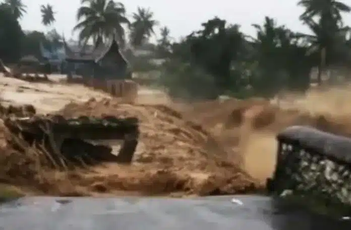 Jembatan Gunung Nago di Kelurahan Lambung Bukik, Kecamatan Pauh, Kota Padang, dilaporkan putus pada Kamis pagi (27/11/2025) setelah diterjang arus sungai yang meningkat drastis akibat hujan lebat sejak Rabu malam.