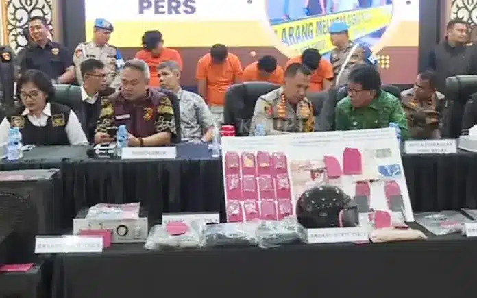 Pembakaran Rumah Hakim PN Medan Terungkap, Mantan Sopir Jadi Otak Aksi Polrestabes Medan berhasil mengungkap kasus pembakaran rumah Hakim Pengadilan Negeri Medan, Khamozaro Waruwu, dengan menangkap empat orang tersangka.