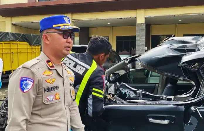 Bareskrim Ambil Alih Kasus Nissan Xtrail Pembawa Puluhan Ribu Ekstasi yang Kecelakaan di Tol Lampung Sebuah mobil Nissan Xtrail berwarna hitam yang diduga mengangkut puluhan ribu butir pil ekstasi mengalami kecelakaan di ruas Tol Bakauheni–Terbanggi Besar, Lampung. Kasus ini kemudian resmi diambil alih oleh Direktorat Tindak Pidana Narkoba Bareskrim Polri.