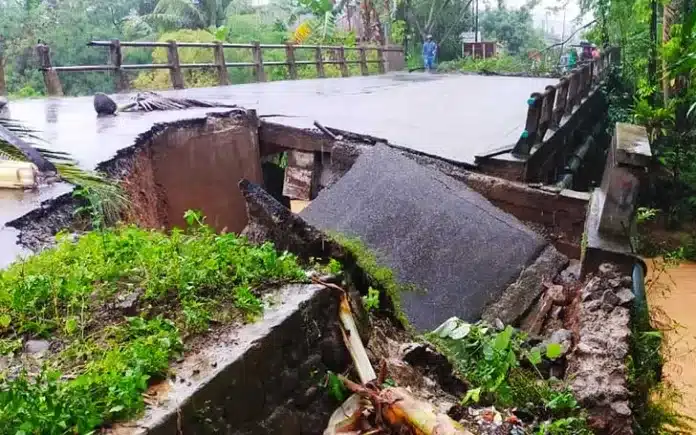 Padang Dilanda Bencana Beruntun: Banjir, Longsor, Pohon Tumbang, Hingga Jembatan Putus di Kuranji Di Kecamatan Kuranji, jembatan penghubung antara Kelurahan Kuranji dan Kelurahan Sungai Sapih ambruk akibat hujan deras dan longsor, sehingga akses jalan terputus dan arus lalu lintas lumpuh total pada Kamis (27/11/2025) pagi. (Foto: Anizar Rajo Intan - Radar Berita Indonesia)