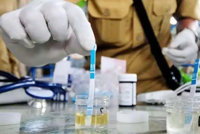 Krisis Narkoba Pelajar Surabaya: 15 dari 50 Siswa SMP-SMA Positif dalam Tes Urine BNN Badan Narkotika Nasional (BNN) Jawa Timur melakukan tes urine terhadap puluhan pelajar SMP dan SMA di kawasan Jalan Kunti, Surabaya, wilayah yang selama ini dikenal sebagai salah satu “kampung narkoba”. (foto: Ilustrasi)