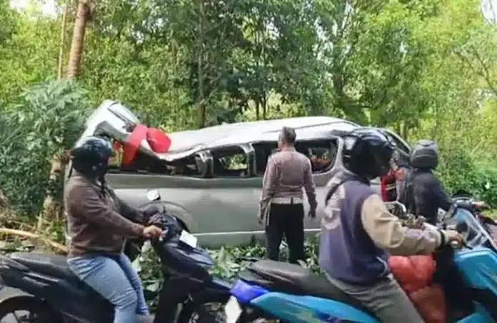 Lima turis asal China tewas dalam kecelakaan maut yang melibatkan minibus Toyota Hiace di jalur wisata Singaraja-Denpasar, tepatnya di Km 7,7 Padangbulia, Kecamatan Sukasada, Buleleng, Jumat (14/11/2025) sekitar pukul 04.30 Wita.