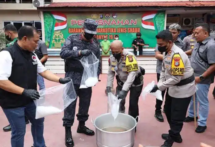 Polda Riau Ciduk Dua Kurir yang Selundupkan 19 Kg Sabu Lewat Speed Boat Kepolisian Daerah (Polda) Riau melalui Polres Indragiri Hilir (Inhil) kembali menunjukkan keseriusan dalam memerangi peredaran narkoba.