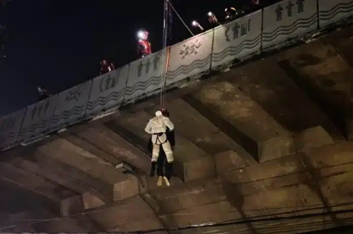 Warga Kota Bandung dikejutkan oleh penemuan sosok pria tewas tergantung di bawah Flyover Mochtar Kusumaatmadja (Flyover Pasupati), Jumat (31/10/2025) malam. Penemuan mengerikan itu terjadi sekitar pukul 22.26 WIB, dan langsung mengundang perhatian warga serta petugas penyelamatan.