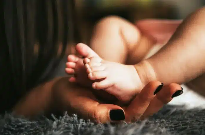 Bayi tersebut ditemukan dalam keadaan tidak utuh dan penuh luka sayatan. Polisi menduga kuat pelaku adalah ibu kandungnya sendiri, seorang perempuan muda berinisial RH (19). ilustrasi bayi.(Dok. Unsplash/Alex Pasarelu)