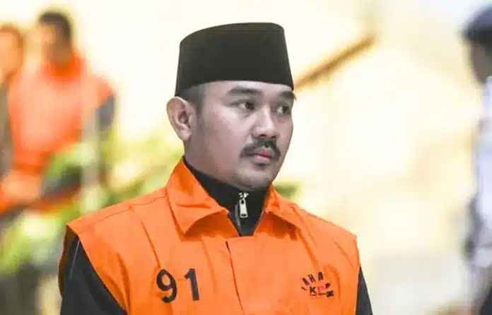Harta Rp79 Miliar Bupati Bekasi Ade Kuswara Disorot, 29 Bidang Tanah Tak Jelas Asal-usulnya Berdasarkan penelusuran, Senin (22/12/2025), total harta kekayaan Bupati Bekasi Ade Kuswara Kunang tercatat mencapai Rp79 miliar, dengan porsi terbesar berupa aset tanah dan bangunan senilai Rp76,5 miliar.
