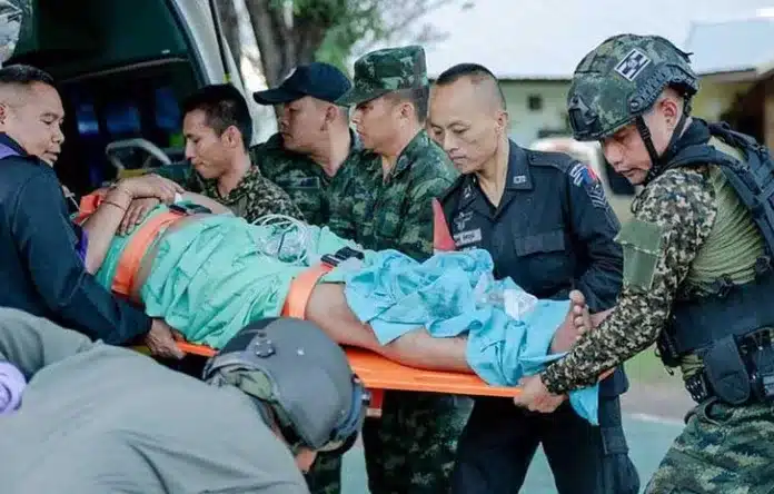 KBRI Imbau WNI di Poipet Mengungsi Saat Konflik Thailand-Kamboja Memanas: Begini Situasi Terkini Foto: Selebaran yang dirilis Tentara Kerajaan Thailand ini menunjukkan proses evakuasi seorang prajurit Thailand yang terluka akibat bentrokan di perbatasan Thailand-Kamboja, Provinsi Sisaket. Foto diambil pada 7 Desember 2025 dan diterima media pada 8 Desember 2025. (AFP/Handout)